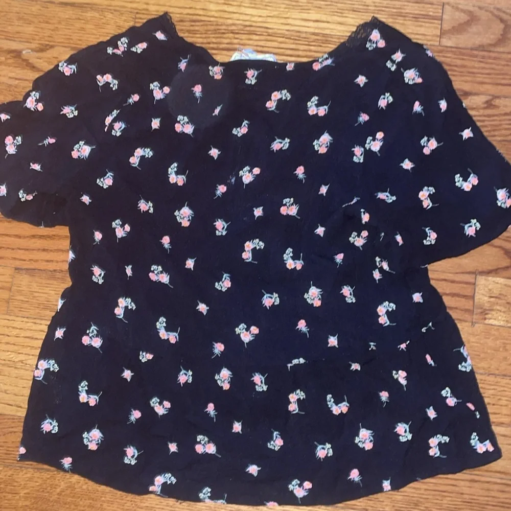 **3/$15** Cute floral, vneck top - Picture 4 of 5
